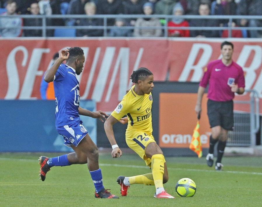  特鲁瓦门将屡献神扑，力保球队主场逼平强敌里昂